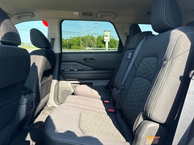 2024 Nissan Pathfinder SV