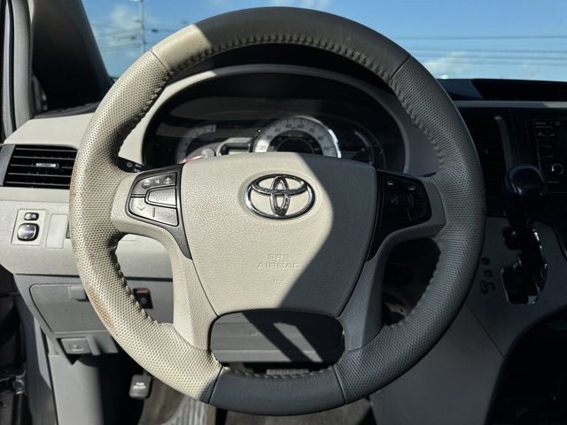 2014 Toyota Sienna SE 8 Passenger