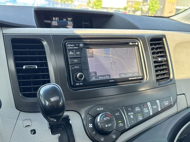 2014 Toyota Sienna SE 8 Passenger