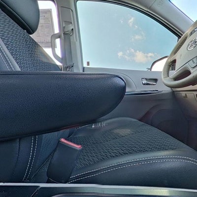 2014 Toyota Sienna SE 8 Passenger