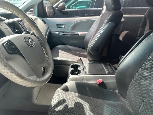 2014 Toyota Sienna SE 8 Passenger
