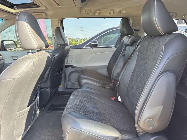 2014 Toyota Sienna SE 8 Passenger