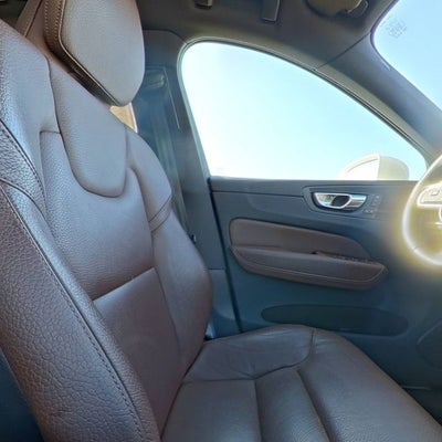 2022 Volvo XC60 B5 Momentum