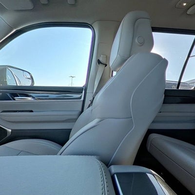 2023 Jeep Wagoneer Base